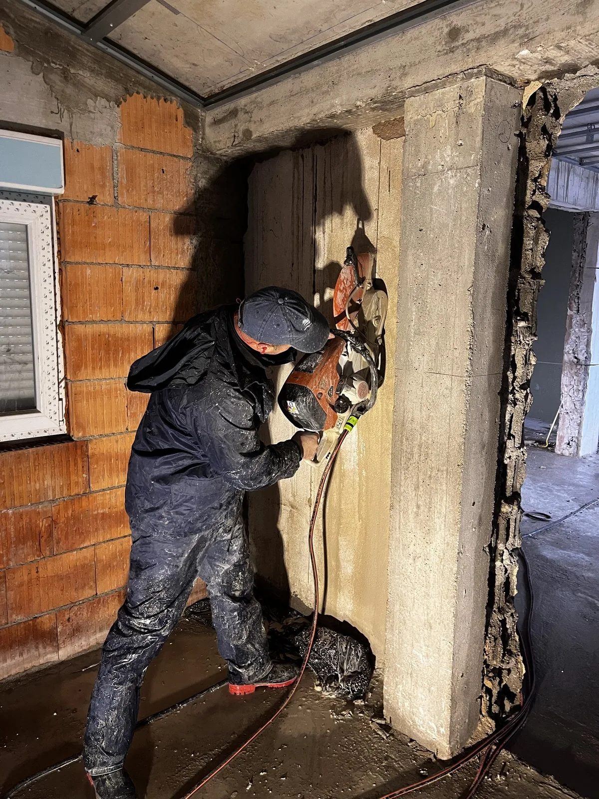 Metković, stan – rezanje betonskog zida dijamantnom pilom