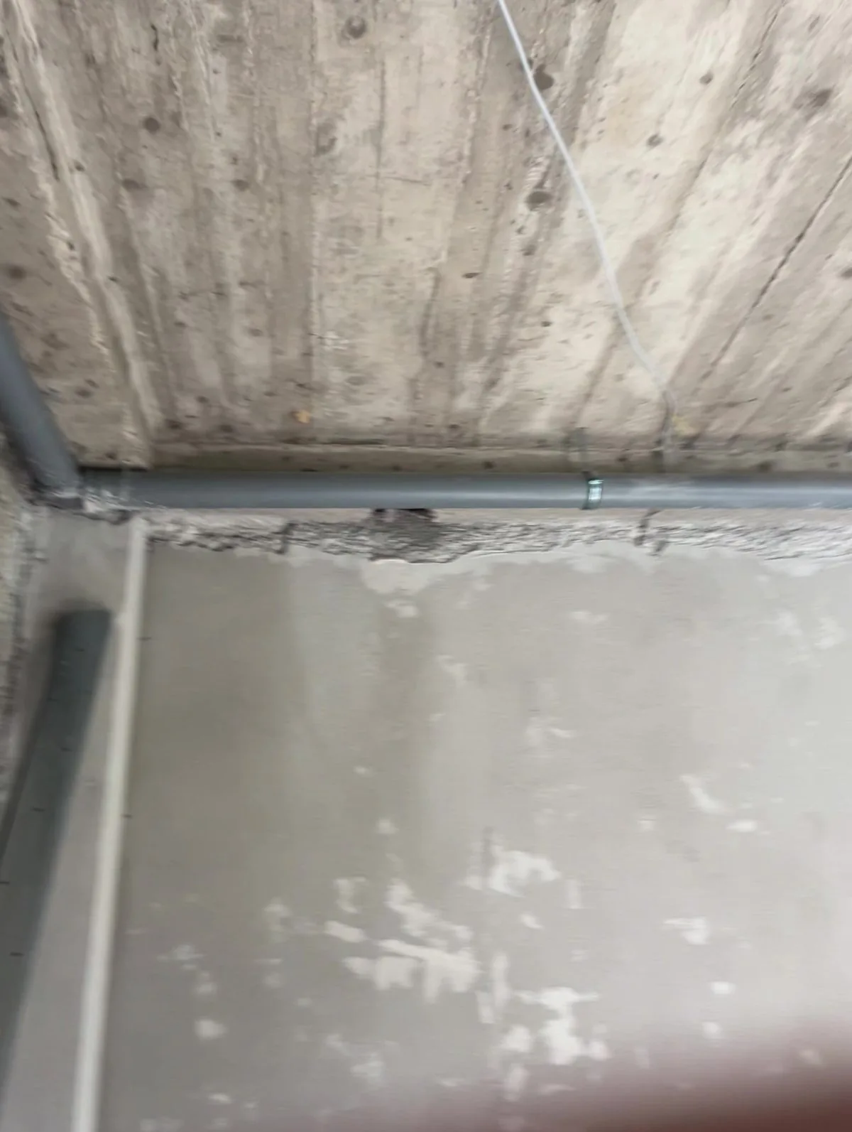 Zagreb – rubni profili na betonskom stropu
